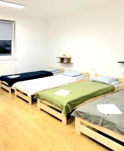 Cette chambre comprend 3 lits. dans l'établissement Hostel Warszawa Ursynów, à Varsovie