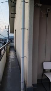 um corredor de um edifício com um poste em 古民家貸し切り0818変則あり最大10人まで em Gifu