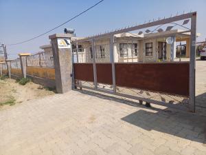 un vecchio edificio con un cancello di fronte di @Home BnB a Maseru