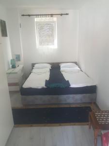 um quarto com uma cama no canto de um quarto em VILA MILA SOKOBANJA em Soko Banja