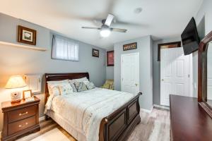 1 dormitorio con 1 cama y ventilador de techo en Mountville Rental with Private Patio and Gas Grill! en Mountville
