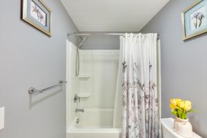 baño con cortina de ducha y bañera en Mountville Rental with Private Patio and Gas Grill! en Mountville