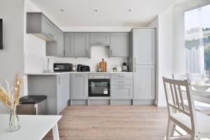 A kitchen or kitchenette at StayRight Spacious Apartments with Private Parking- 15-Minute Stroll to Town Centre