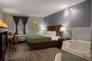 Postel nebo postele na pokoji v ubytování Quality Inn Toledo Westgate + 22 fotografií