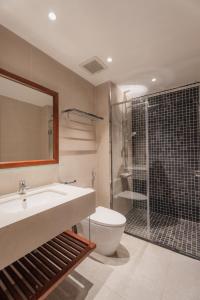 een badkamer met een wastafel, een douche en een toilet bij May Casa in Sa Pa