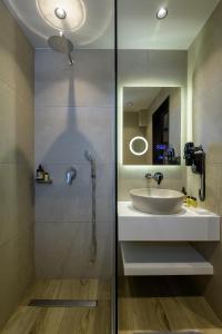 een badkamer met een wastafel en een glazen douche bij Gaia Garden in Kos-stad