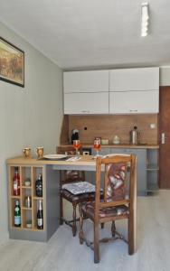 een keuken met een tafel met twee glazen wijn bij Cozy studio near the park with huge verandah. in Veliko Tŭrnovo