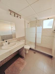 uma casa de banho com um lavatório, um WC e um chuveiro em Albatross Golf Suite Alcaidesa em La Alcaidesa