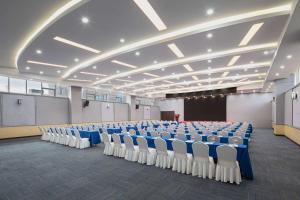 a conference room with chairs and a stage in the middle at Hawthorn by Wyndham Dali Erhai Park in Dali