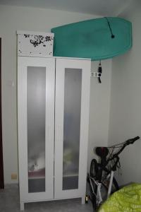 a white cabinet with a blue top in a room at Piso con Encanto en Coruña. in A Coruña