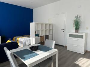 ein Schlafzimmer mit einem weißen Tisch und einer blauen Wand in der Unterkunft Sofieflat - Wallifornie in Charleroi