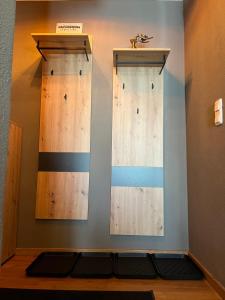 dois espelhos numa parede num quarto com um tapete de ioga em fichtel.flat em Mehlmeisel