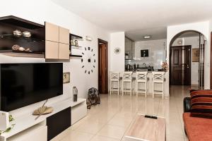 Kuchyň nebo kuchyňský kout v ubytování Cozy 2 Bedroom Apartment in Costa Adeje