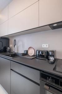 Η κουζίνα ή μικρή κουζίνα στο Top-Notch location, an Exceptionally Stylish flat