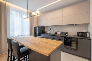 Kuchyň nebo kuchyňský kout v ubytování Top-Notch location, an Exceptionally Stylish flat