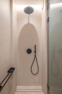 Ένα μπάνιο στο Top-Notch location, an Exceptionally Stylish flat