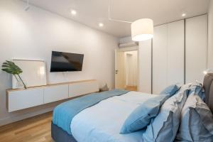 Μια τηλεόραση ή/και κέντρο ψυχαγωγίας στο Top-Notch location, an Exceptionally Stylish flat