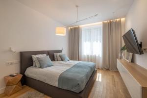 Ένα ή περισσότερα κρεβάτια σε δωμάτιο στο Top-Notch location, an Exceptionally Stylish flat