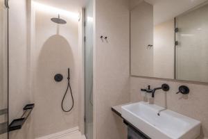 Ένα μπάνιο στο Top-Notch location, an Exceptionally Stylish flat