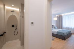 Ένα ή περισσότερα κρεβάτια σε δωμάτιο στο Top-Notch location, an Exceptionally Stylish flat