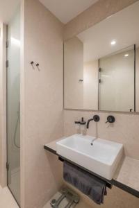 Ένα μπάνιο στο Top-Notch location, an Exceptionally Stylish flat
