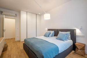 Ένα ή περισσότερα κρεβάτια σε δωμάτιο στο Top-Notch location, an Exceptionally Stylish flat