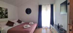 1 dormitorio con 1 cama con 2 toallas en Apartments Dolac, en Sveti Filip i Jakov