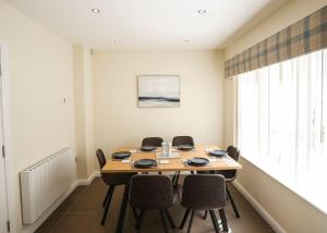 Un comedor con mesa y sillas en Seafront Sanctuary Ballycastle, en Ballycastle