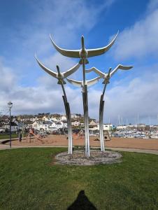 een groot standbeeld in een park naast een strand bij Seafront Sanctuary Ballycastle in Ballycastle
