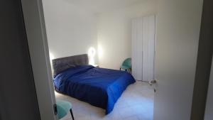 1 Schlafzimmer mit einem blauen Bett und 2 Stühlen in der Unterkunft VATICAN GREEN GARDEN in Rom