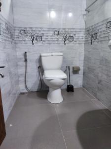 W łazience znajduje się biała toaleta i prysznic. w obiekcie Fairview Guest w mieście Weligama
