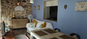 sala de estar con sofá y mesa en O Remanso Devesa, en Pontevedra