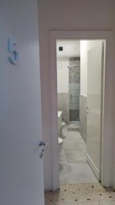 ein weißes Bad mit einem WC und einem Eingang in der Unterkunft VATICAN GREEN GARDEN in Rom