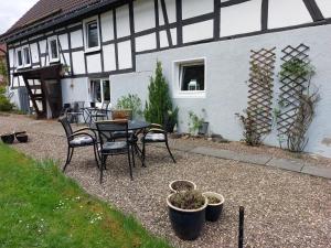 una mesa y sillas frente a una casa en Haus am Bach, en Hallenberg