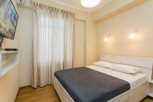- une chambre avec un lit et une fenêtre dans l'établissement Comfy Home V, à Tbilissi