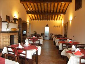 A restaurant or other place to eat at Agriturismo S. Apollinare Még 32 kép