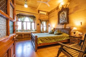 Un dormitorio con una cama grande y una ventana en Hotel Garh Jaisal Haveli en Jaisalmer