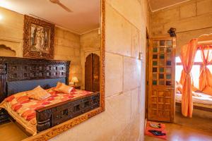 Postel nebo postele na pokoji v ubytování Hotel Garh Jaisal Haveli