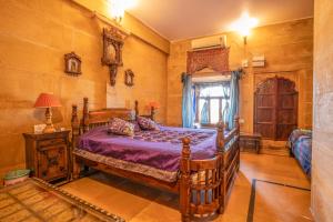Postel nebo postele na pokoji v ubytování Hotel Garh Jaisal Haveli