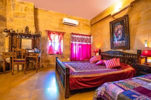 Postel nebo postele na pokoji v ubytování Hotel Garh Jaisal Haveli