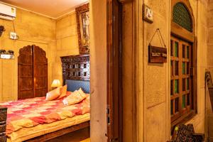 Postel nebo postele na pokoji v ubytování Hotel Garh Jaisal Haveli