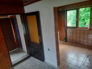 an empty room with two doors and a window at Hanka Delic Lepinac in Gračanica