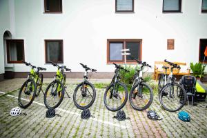 a group of bikes parked in front of a building at Gutshof zum Wurzgarten in Hainbach