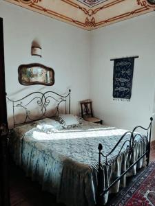 a bedroom with a bed in a room at Nel borgo con vista castello in Poppi