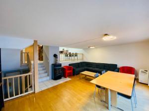 uma sala de estar com um sofá e uma mesa em LakeSide Villa - 18 em Niederried