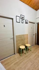 ein Zimmer mit zwei Bänken und einer Tür und zwei Türen in der Unterkunft Soha's Holiday in Rom