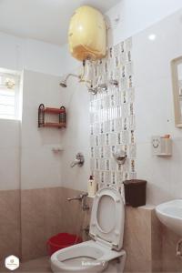 a bathroom with a toilet and a sink at StayMazing-1,2 & 3 BHK AC Apartments in Hebbal-5mins to Manyata-30mins to Airport in Bengaluru +65 photos