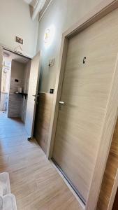 ein Paar Türen in einem Zimmer mit Holz in der Unterkunft Soha's Holiday in Rom