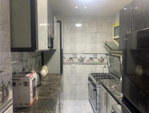 A kitchen or kitchenette at القاهرة الهرم اللبيني المجزر شارع رومان اسفلت