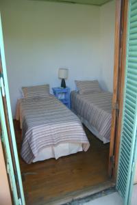 2 camas en una habitación con mesita de noche azul en Las Terrazas de Palermo en Buenos Aires